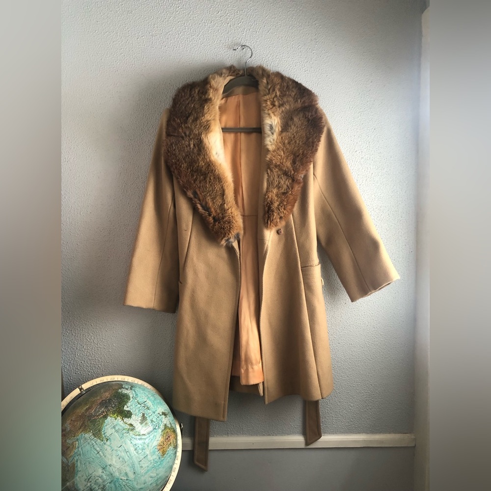 Vintage tan wool coat-lined, fur collar, & belt